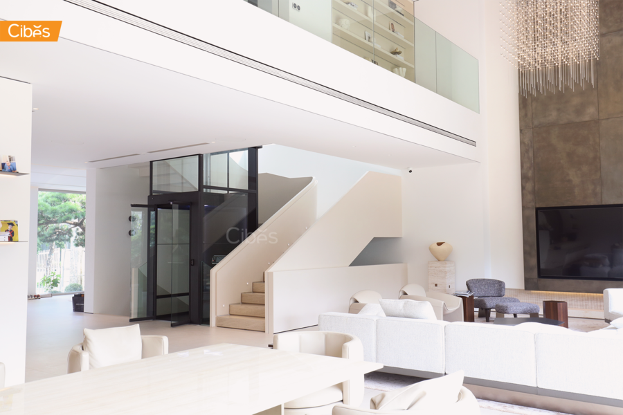 thang máy màu đen, hài hòa với penthouse